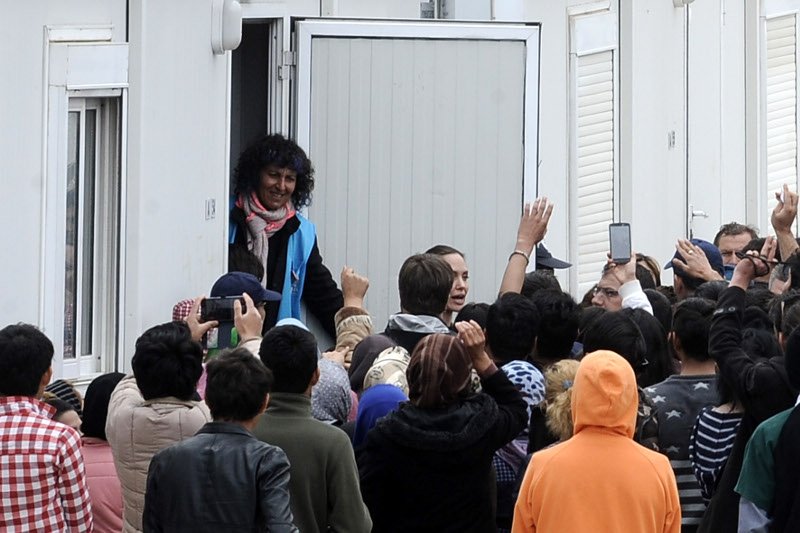 Χαμός και στον Ελαιώνα για την Αντζελίνα Τζολί -Σκαρφάλωσαν και σε ταράτσες για να τη δουν [εικόνες] | iefimerida.gr 4