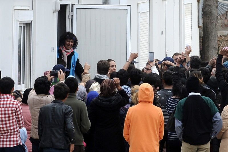 Χαμός και στον Ελαιώνα για την Αντζελίνα Τζολί -Σκαρφάλωσαν και σε ταράτσες για να τη δουν [εικόνες] | iefimerida.gr 5