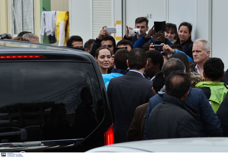 Χαμός και στον Ελαιώνα για την Αντζελίνα Τζολί -Σκαρφάλωσαν και σε ταράτσες για να τη δουν [εικόνες] | iefimerida.gr 2