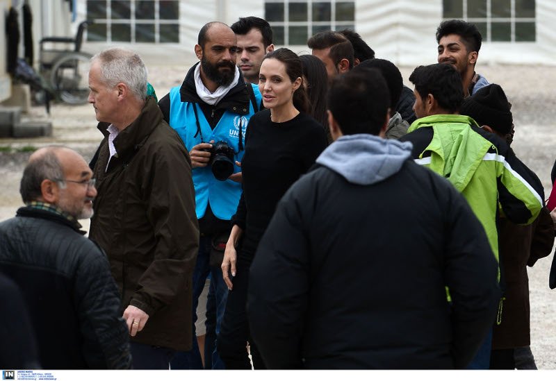 Χαμός και στον Ελαιώνα για την Αντζελίνα Τζολί -Σκαρφάλωσαν και σε ταράτσες για να τη δουν [εικόνες] | iefimerida.gr 3