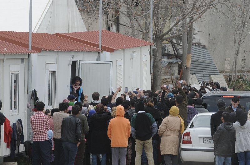Χαμός και στον Ελαιώνα για την Αντζελίνα Τζολί -Σκαρφάλωσαν και σε ταράτσες για να τη δουν [εικόνες] | iefimerida.gr 6