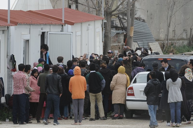 Χαμός και στον Ελαιώνα για την Αντζελίνα Τζολί -Σκαρφάλωσαν και σε ταράτσες για να τη δουν [εικόνες] | iefimerida.gr 7