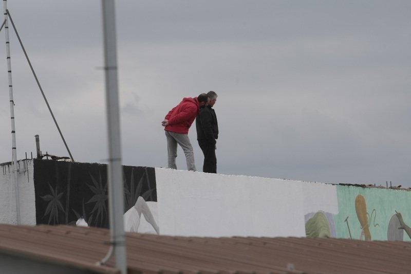 Χαμός και στον Ελαιώνα για την Αντζελίνα Τζολί -Σκαρφάλωσαν και σε ταράτσες για να τη δουν [εικόνες] | iefimerida.gr 8