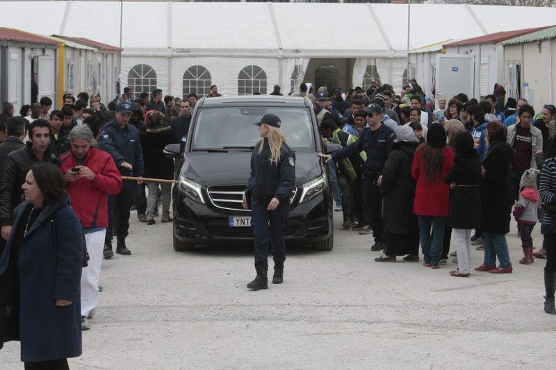 Χαμός και στον Ελαιώνα για την Αντζελίνα Τζολί -Σκαρφάλωσαν και σε ταράτσες για να τη δουν [εικόνες] | iefimerida.gr 10
