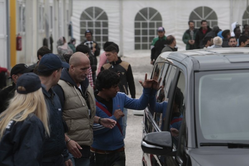 Χαμός και στον Ελαιώνα για την Αντζελίνα Τζολί -Σκαρφάλωσαν και σε ταράτσες για να τη δουν [εικόνες] | iefimerida.gr 11