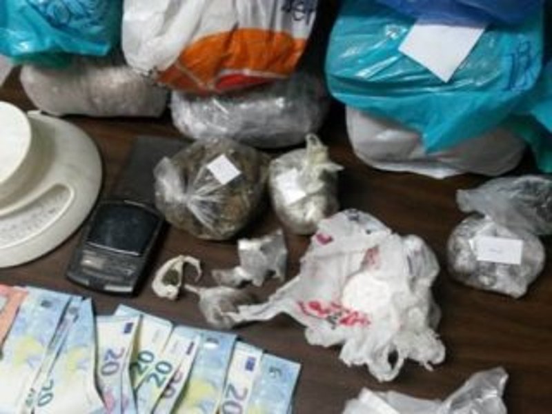 Συνελήφθη 43χρονος για κατοχή και διακίνηση ναρκωτικών στο κέντρο της Αθήνας [εικόνες] | iefimerida.gr 0