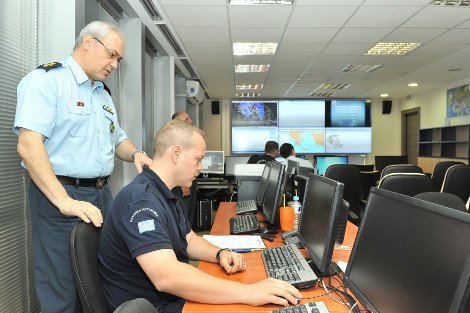 Ο Δένδιας παρουσίασε την ψηφιακή ΕΛ.ΑΣ: Tablets και σύγχρονα συστήματα στη διάθεση αστυνομικών [εικόνες&βίντεο] | iefimerida.gr 3