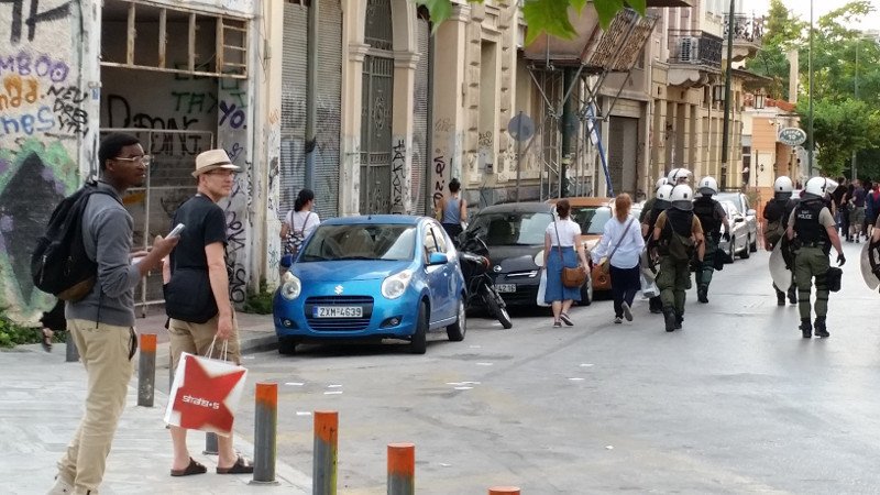 Μπλόκο στους τουρίστες για να περάσει η πορεία των αντιεξουσιαστών... [εικόνες] | iefimerida.gr 1