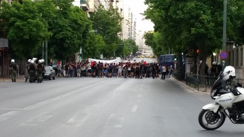 Μπλόκο στους τουρίστες για να περάσει η πορεία των αντιεξουσιαστών... [εικόνες] | iefimerida.gr 0