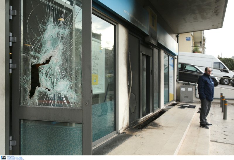 Γκαζάκια σε υποκατάστημα των ΕΛΤΑ στην Αλεξάνδρας [εικόνες] | iefimerida.gr 1