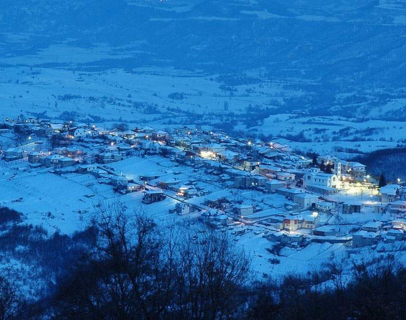 Ενα πανέμορφο μέρος κυριολεκτικά μέσα στην φύση με γραφικά μονοπάτια μέσα στο δάσος και χιονισμένα δέντρα παντού.