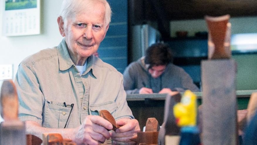 Ο αληθινός «αιώνιος» φοιτητής: 94χρονος πήρε πτυχίο 75 χρόνια μετά την εισαγωγή του στην σχολή [εικόνες] | iefimerida.gr 3