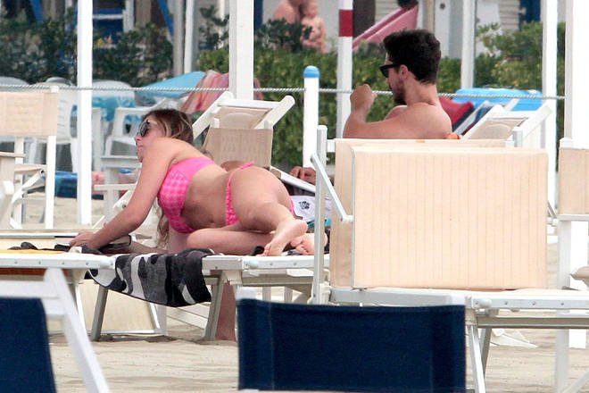 Υπουργός του Ρέντσι λύνει το μπικίνι της για να κάνει ηλιοθεραπεία [εικόνες] | iefimerida.gr 10