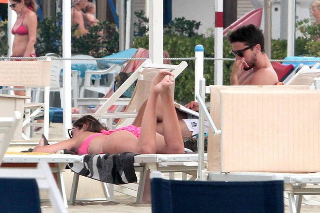 Υπουργός του Ρέντσι λύνει το μπικίνι της για να κάνει ηλιοθεραπεία [εικόνες] | iefimerida.gr 1