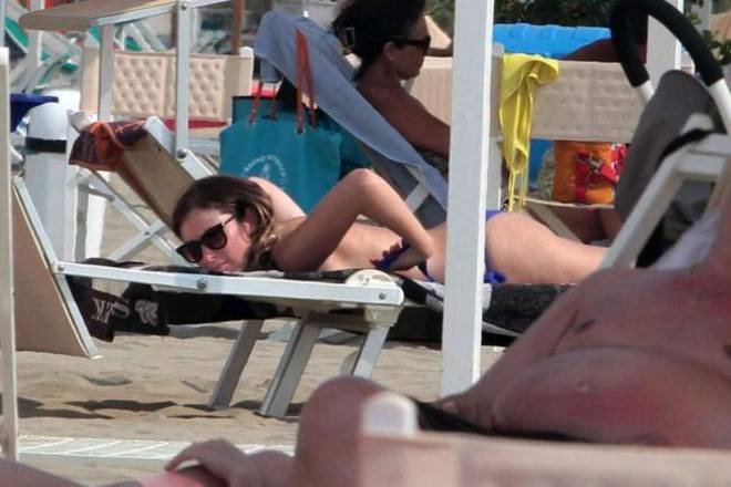 Υπουργός του Ρέντσι λύνει το μπικίνι της για να κάνει ηλιοθεραπεία [εικόνες] | iefimerida.gr 2