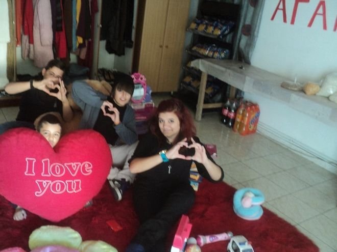 Αυτή είναι η δυναμική ξανθιά που στηρίζει 80 άπορες οικογένειες [εικόνες] | iefimerida.gr 2