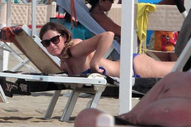 Υπουργός του Ρέντσι λύνει το μπικίνι της για να κάνει ηλιοθεραπεία [εικόνες] | iefimerida.gr 3