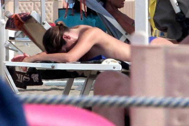 Υπουργός του Ρέντσι λύνει το μπικίνι της για να κάνει ηλιοθεραπεία [εικόνες] | iefimerida.gr 4