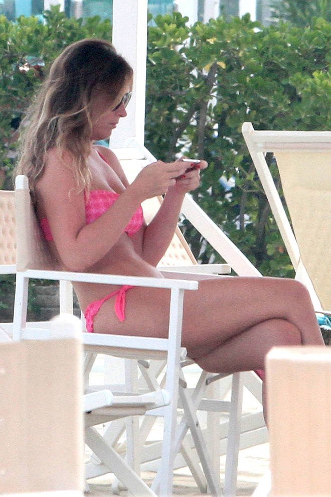 Υπουργός του Ρέντσι λύνει το μπικίνι της για να κάνει ηλιοθεραπεία [εικόνες] | iefimerida.gr 5