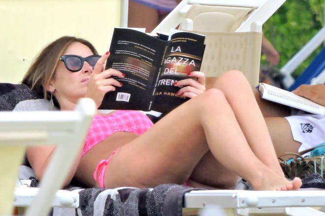 Υπουργός του Ρέντσι λύνει το μπικίνι της για να κάνει ηλιοθεραπεία [εικόνες] | iefimerida.gr 6