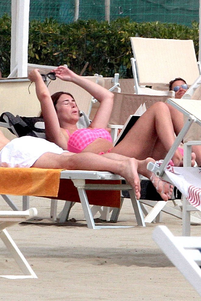 Υπουργός του Ρέντσι λύνει το μπικίνι της για να κάνει ηλιοθεραπεία [εικόνες] | iefimerida.gr 7