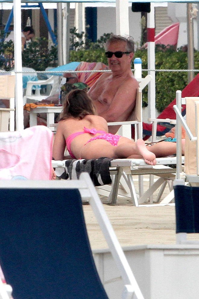 Υπουργός του Ρέντσι λύνει το μπικίνι της για να κάνει ηλιοθεραπεία [εικόνες] | iefimerida.gr 8