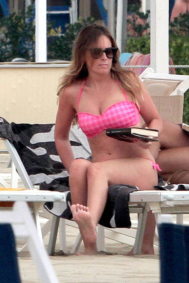 Υπουργός του Ρέντσι λύνει το μπικίνι της για να κάνει ηλιοθεραπεία [εικόνες] | iefimerida.gr 9