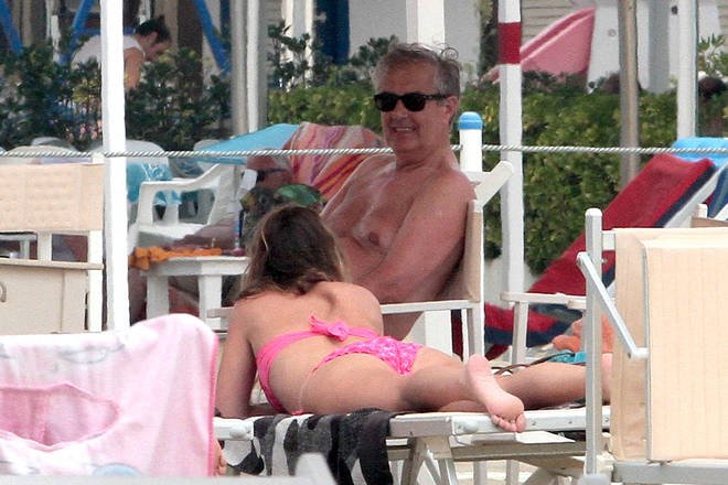 Υπουργός του Ρέντσι λύνει το μπικίνι της για να κάνει ηλιοθεραπεία [εικόνες] | iefimerida.gr 0