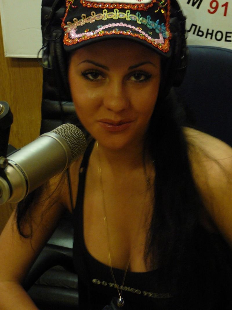 Αϊνα Γκαμζάτοβα: Η μουσουλμάνα δημοσιογράφος που διεκδικεί την προεδρία από τον Πούτιν [εικόνες]  | iefimerida.gr 2