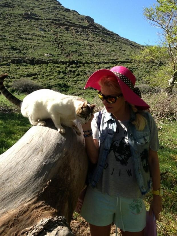 H Μενεγάκη με καπέλο καπετάνιου στο πηδάλιο του πλοίου της γραμμής για Άνδρο [εικόνες] | iefimerida.gr 2