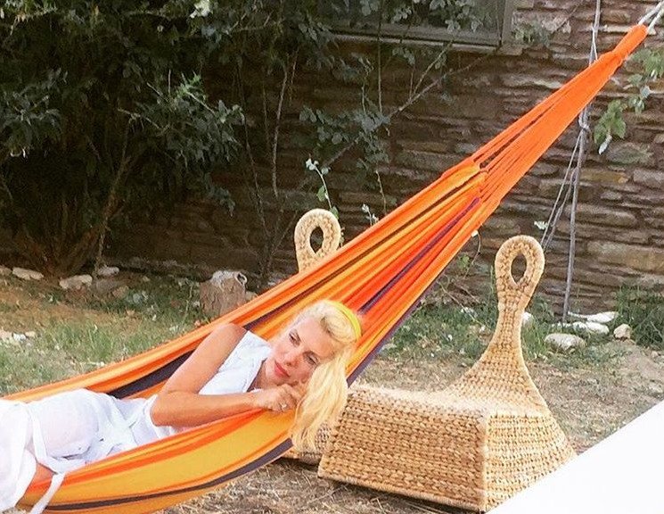 Η Ελένη Μενεγάκη στην Ανδρο -Χαλαρώνει σε μια αιώρα [εικόνα] | iefimerida.gr 0