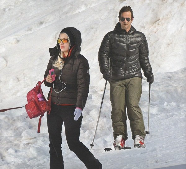 Γελάνε μαζί της-Η Μενεγάκη τρώει τούμπα στο χιονοδρομικό [εικόνες]  | iefimerida.gr 0