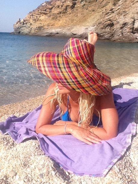 H Μενεγάκη, το μπλε μπικίνι και ένα μπουκάλι αντηλιακό [εικόνα] | iefimerida.gr 2