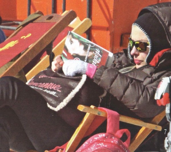 Γελάνε μαζί της-Η Μενεγάκη τρώει τούμπα στο χιονοδρομικό [εικόνες]  | iefimerida.gr 2