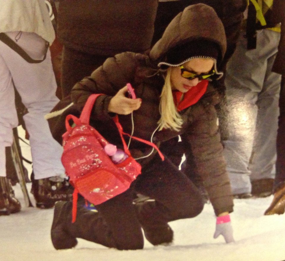 Γελάνε μαζί της-Η Μενεγάκη τρώει τούμπα στο χιονοδρομικό [εικόνες]  | iefimerida.gr 3