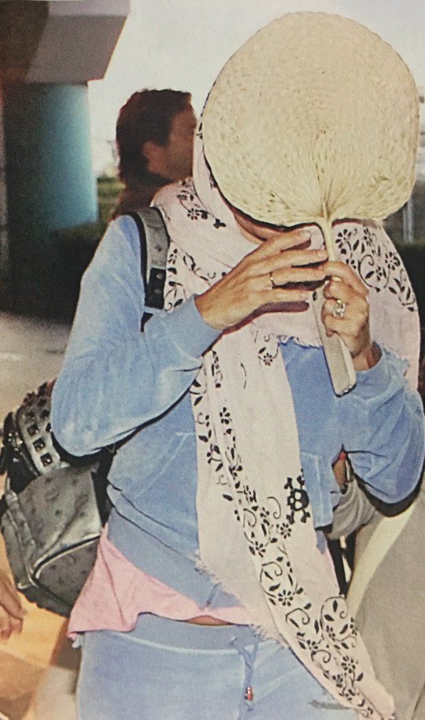 Το κρυφτό της μαυρισμένης Μενεγάκη στο αεροδρόμιο -Τυλιγμένη με μαντίλα, με μια βεντάλια στο πρόσωπο [εικόνες] | iefimerida.gr 3