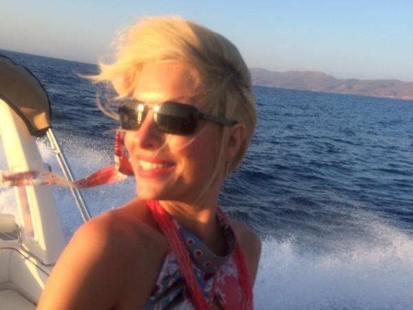 H Μενεγάκη με ροζ φουλάρι, μοβ σαγιονάρα και ατημέλητο look παρουσιάζει τις καλοκαιρινές της διακοπές [εικόνες] | iefimerida.gr 1