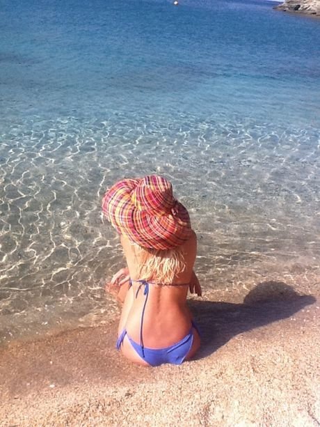 H Μενεγάκη, το μπλε μπικίνι και ένα μπουκάλι αντηλιακό [εικόνα] | iefimerida.gr 1