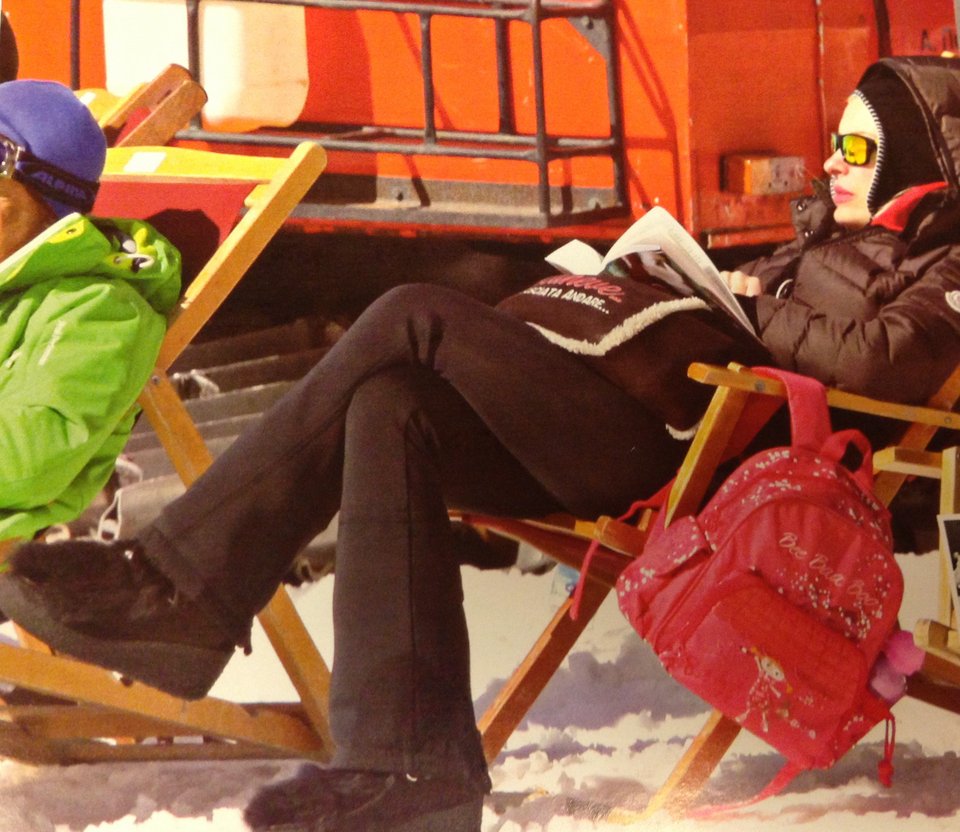 Γελάνε μαζί της-Η Μενεγάκη τρώει τούμπα στο χιονοδρομικό [εικόνες]  | iefimerida.gr 1