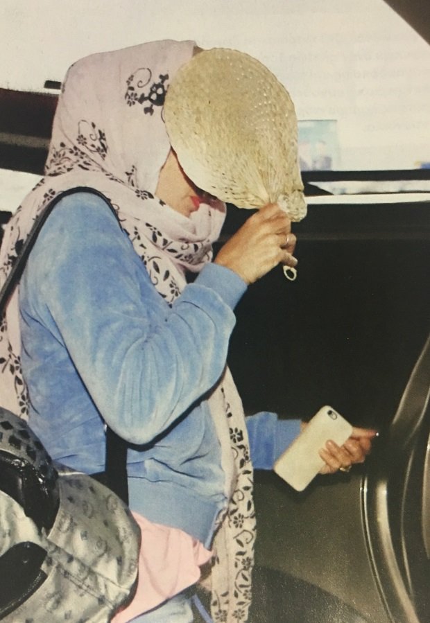 Το κρυφτό της μαυρισμένης Μενεγάκη στο αεροδρόμιο -Τυλιγμένη με μαντίλα, με μια βεντάλια στο πρόσωπο [εικόνες] | iefimerida.gr 5