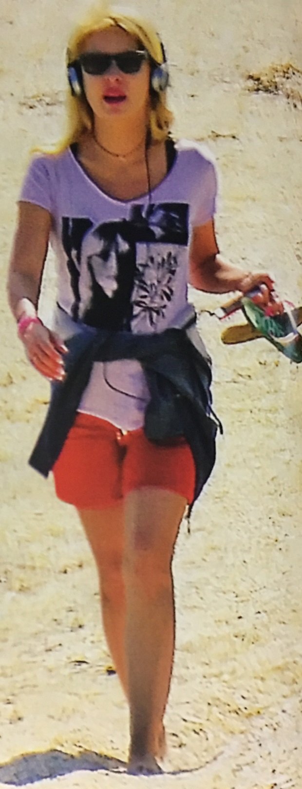 Η Ελένη Μενεγάκη έκανε την πρώτη εμφάνιση στην παραλία -Με το μαγιό της στα Αχλα [εικόνες] | iefimerida.gr 3