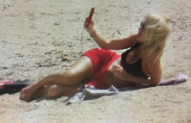 Η Ελένη Μενεγάκη έκανε την πρώτη εμφάνιση στην παραλία -Με το μαγιό της στα Αχλα [εικόνες] | iefimerida.gr 2