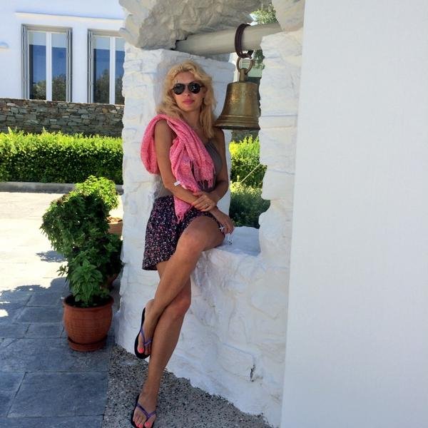 H Μενεγάκη με ροζ φουλάρι, μοβ σαγιονάρα και ατημέλητο look παρουσιάζει τις καλοκαιρινές της διακοπές [εικόνες] | iefimerida.gr 0