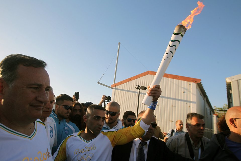 Ο πρόσφυγας που έτρεξε με την Ολυμπιακή Φλόγα -Με την ελληνική σημαία στο χέρι [εικόνες & βίντεο] | iefimerida.gr 0