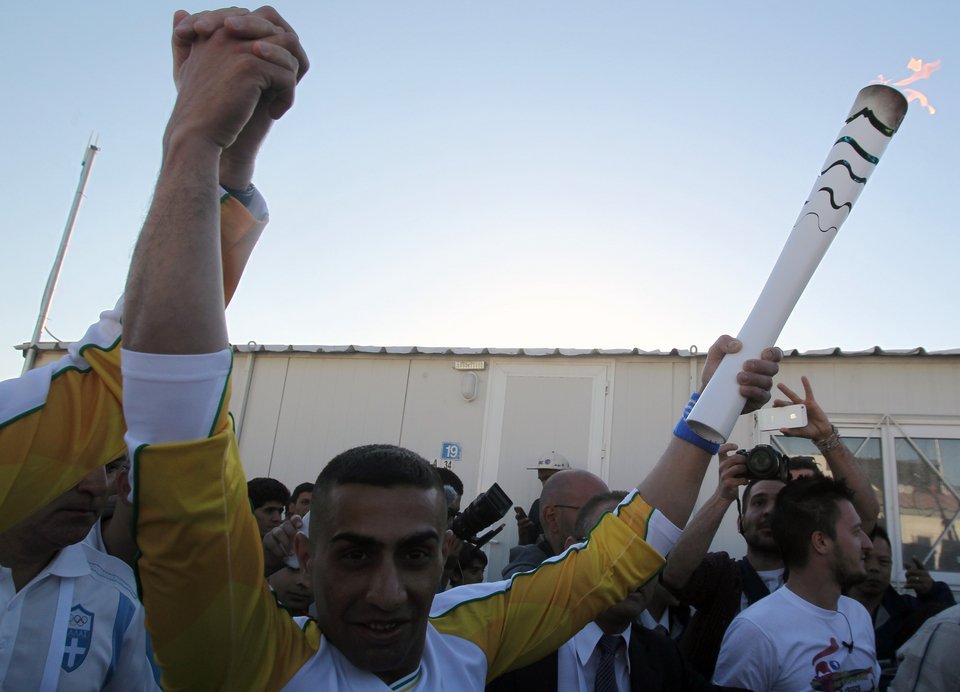 Ο πρόσφυγας που έτρεξε με την Ολυμπιακή Φλόγα -Με την ελληνική σημαία στο χέρι [εικόνες & βίντεο] | iefimerida.gr 1