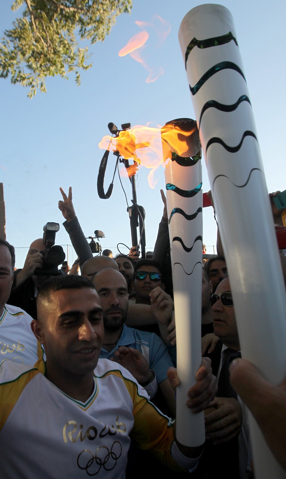 Ο πρόσφυγας που έτρεξε με την Ολυμπιακή Φλόγα -Με την ελληνική σημαία στο χέρι [εικόνες & βίντεο] | iefimerida.gr 2