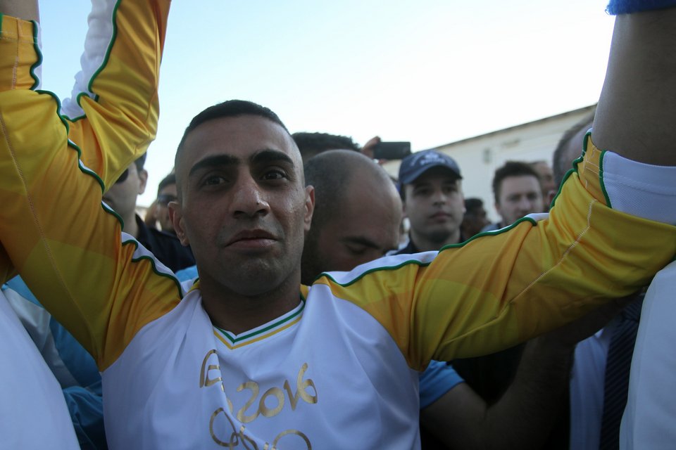 Ο πρόσφυγας που έτρεξε με την Ολυμπιακή Φλόγα -Με την ελληνική σημαία στο χέρι [εικόνες & βίντεο] | iefimerida.gr 3