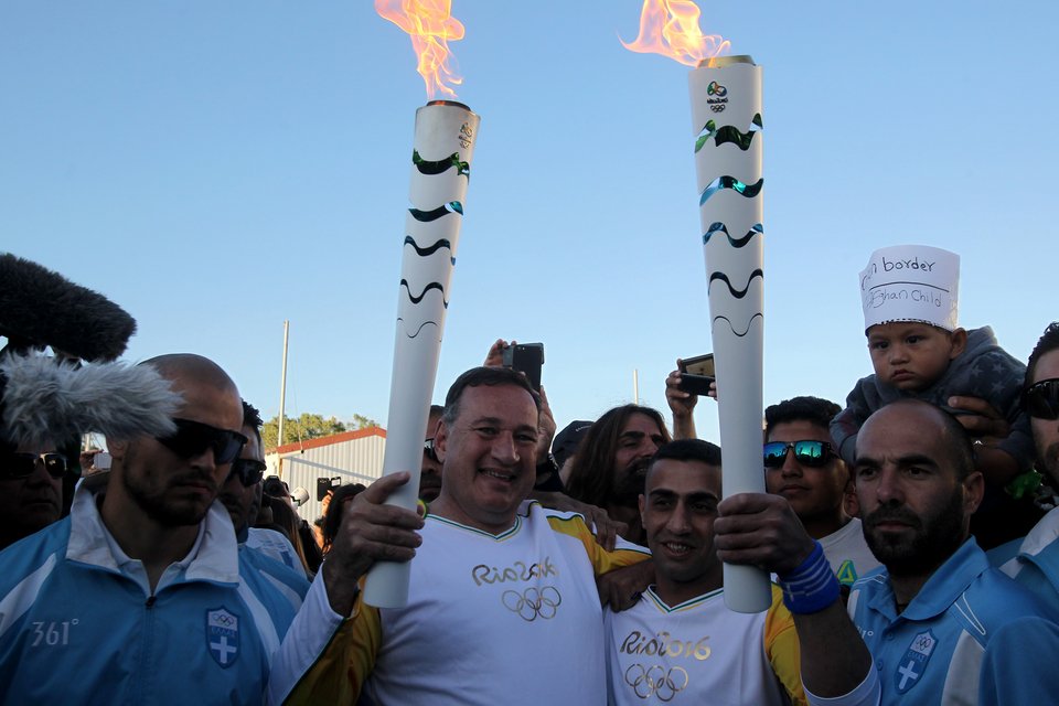 Ο πρόσφυγας που έτρεξε με την Ολυμπιακή Φλόγα -Με την ελληνική σημαία στο χέρι [εικόνες & βίντεο] | iefimerida.gr 4