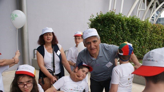 Οι «Μικροί Ροβινσώνες» σε μία από τις δοκιμασίες του «Χαμένου Θησαυρού», με βοηθό τον κ. Παναγιώτη Γιαννάκη