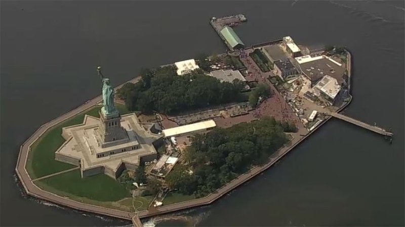 Νέα Υόρκη: Εκρηξη & φωτιά κοντά στο Αγαλμα της Ελευθερίας -Εκκένωσαν το Liberty Island [βίντεο] | iefimerida.gr 1